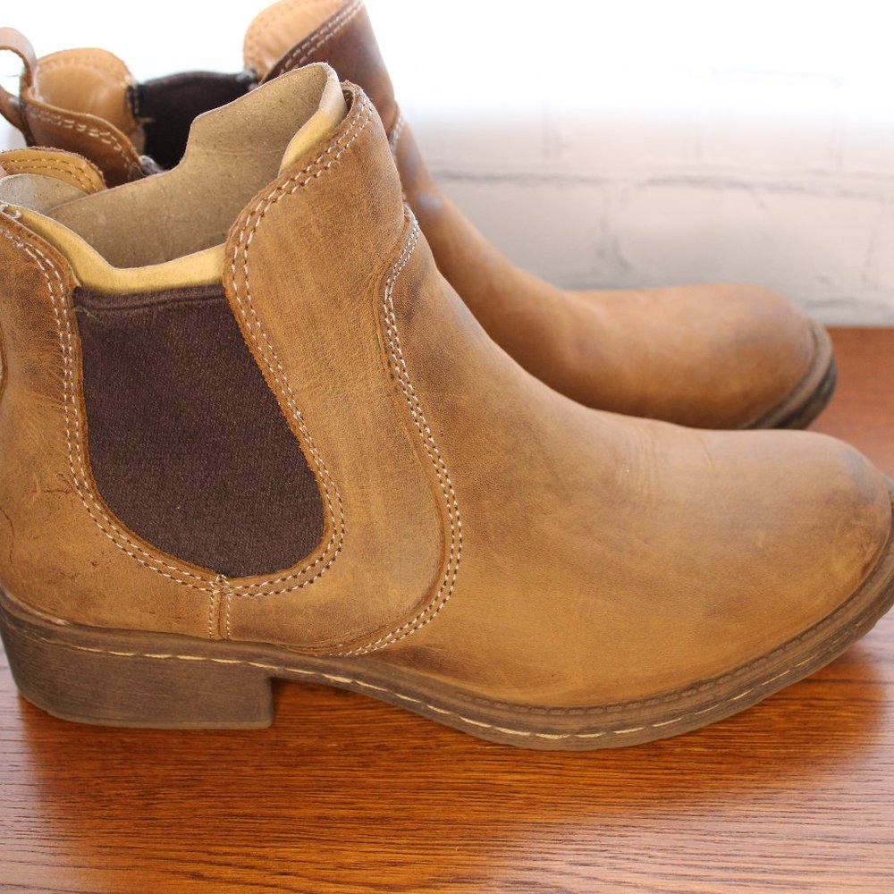 Comfortiva Chelsea Shoe, Women's Size 7, EUC